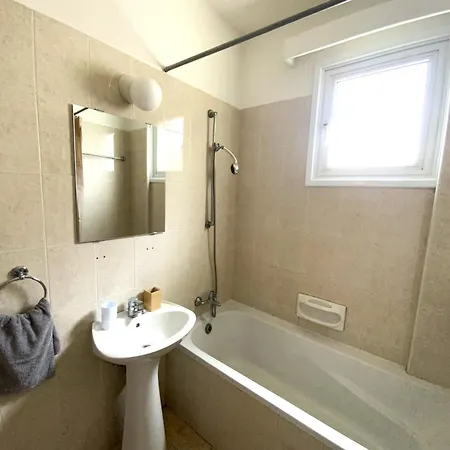 아파트 Spacious 3apt Combo, Fast Wifi, 5min Walk To 라르나카