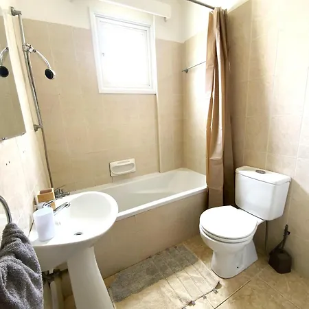 Apartment Spacious 3apt Combo, Fast Wifi, 5min Walk To