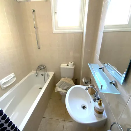 Spacious 3apt Combo, Fast Wifi, 5min Walk To