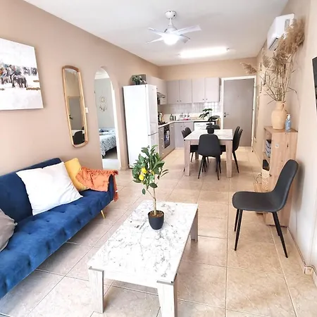 Spacious 3apt Combo, Fast Wifi, 5min Walk To Larnaca