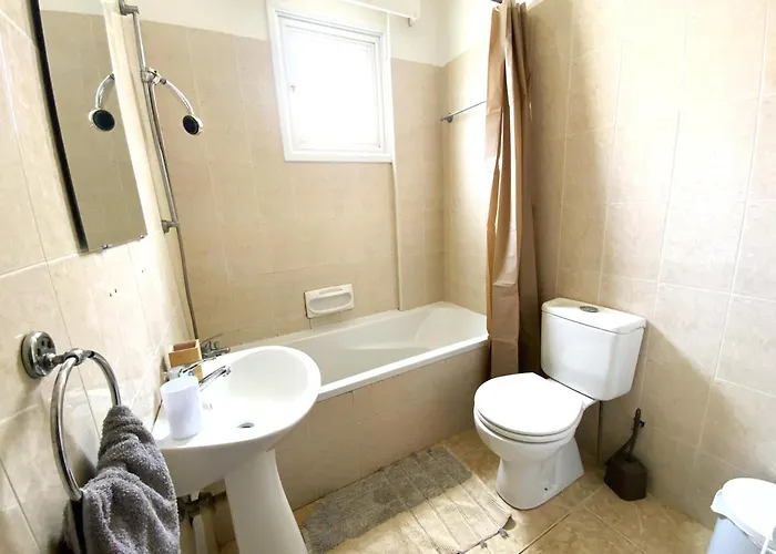 Apartment Spacious 3apt Combo, Fast Wifi, 5min Walk To