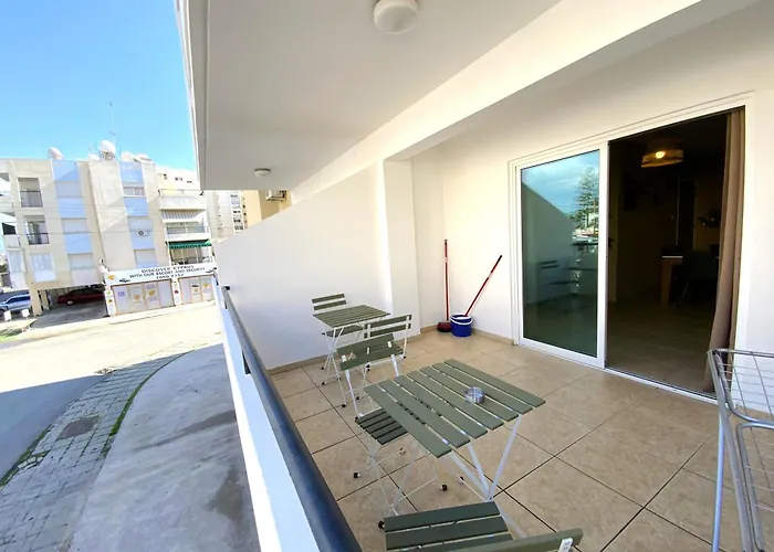 Spacious 3apt Combo, Fast Wifi, 5min Walk To Apartment Larnaca