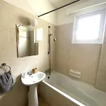 公寓 Spacious 3apt Combo, Fast Wifi, 5min Walk To 拉纳卡