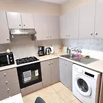 公寓 Spacious 3apt Combo, Fast Wifi, 5min Walk To